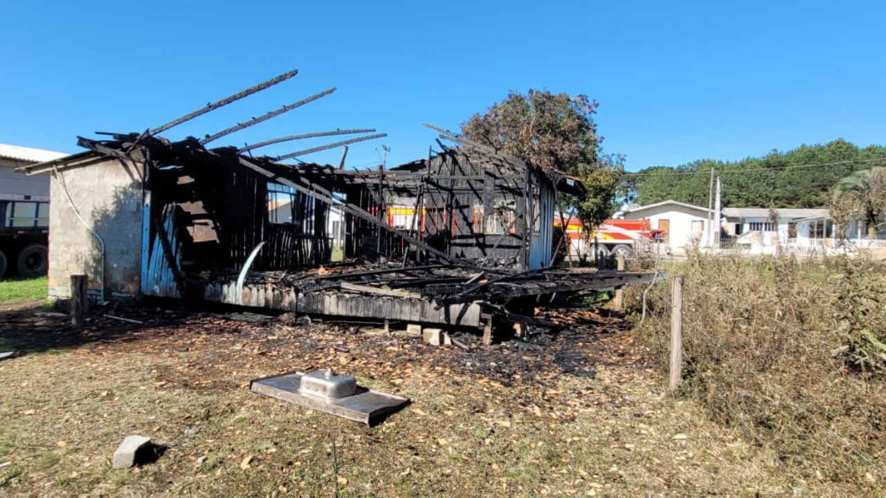 Incêndio destrói residência na Serra Catarinense | Foto: 5 BBM