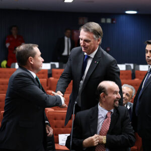Mauro Cid é cumprimentado por Jair Bolsonaro antes do início do depoimento. Ton Molina/STF