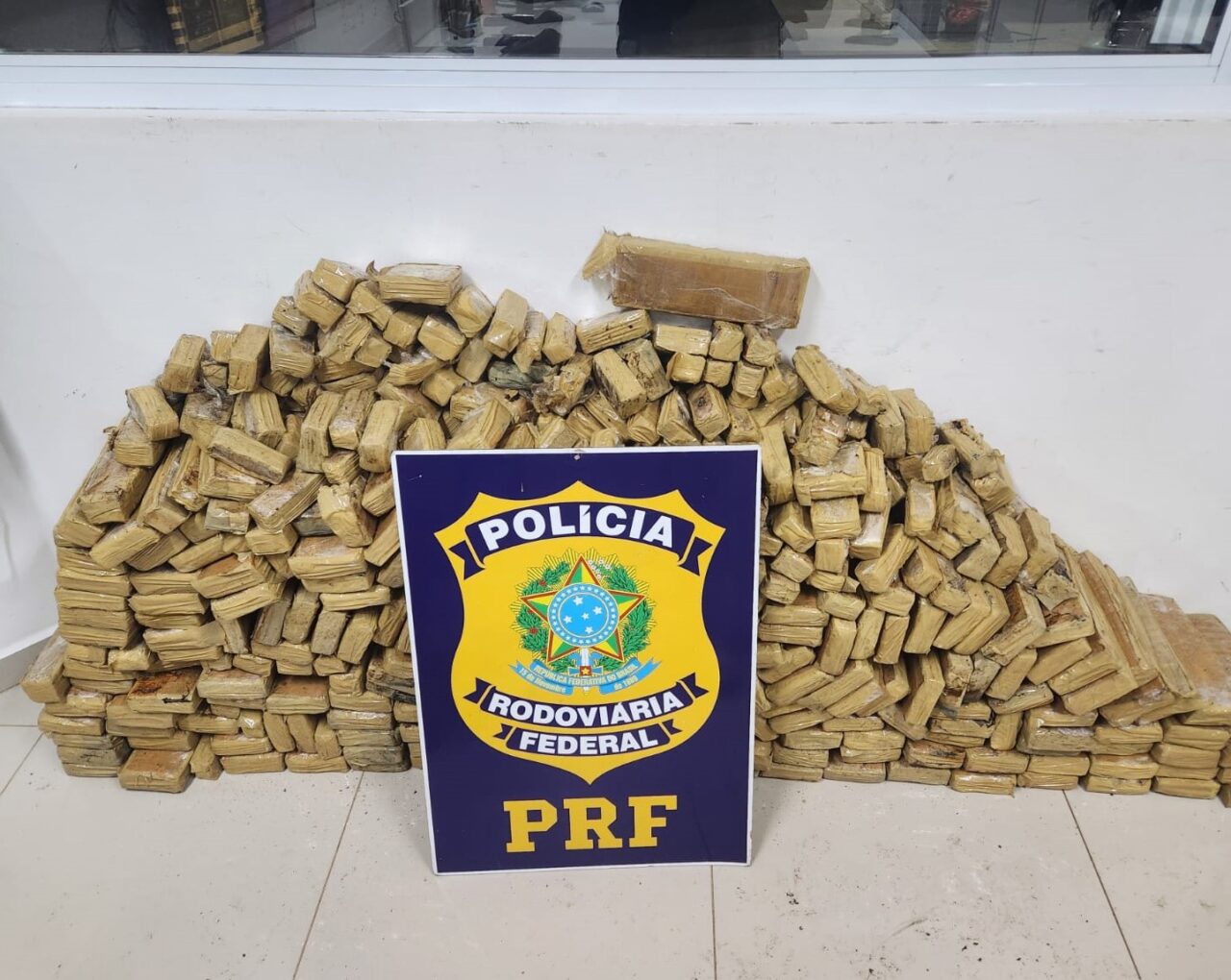 Maconha é encontrada em carro incendiado na BR-163