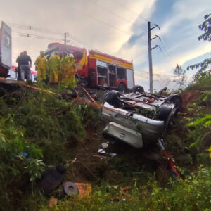 Motorista fica preso após capotar carro no Contorno Viário em Chapecó | Imagem: Corpo de Bombeiros/Reprodução