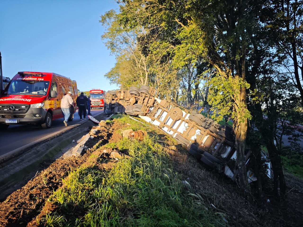 Motorista perde o controle e caminhão tomba na BR-282