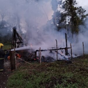 Mulher é resgatada de residência em chamas em Itapoá | Foto: CBMSC/Divulgação