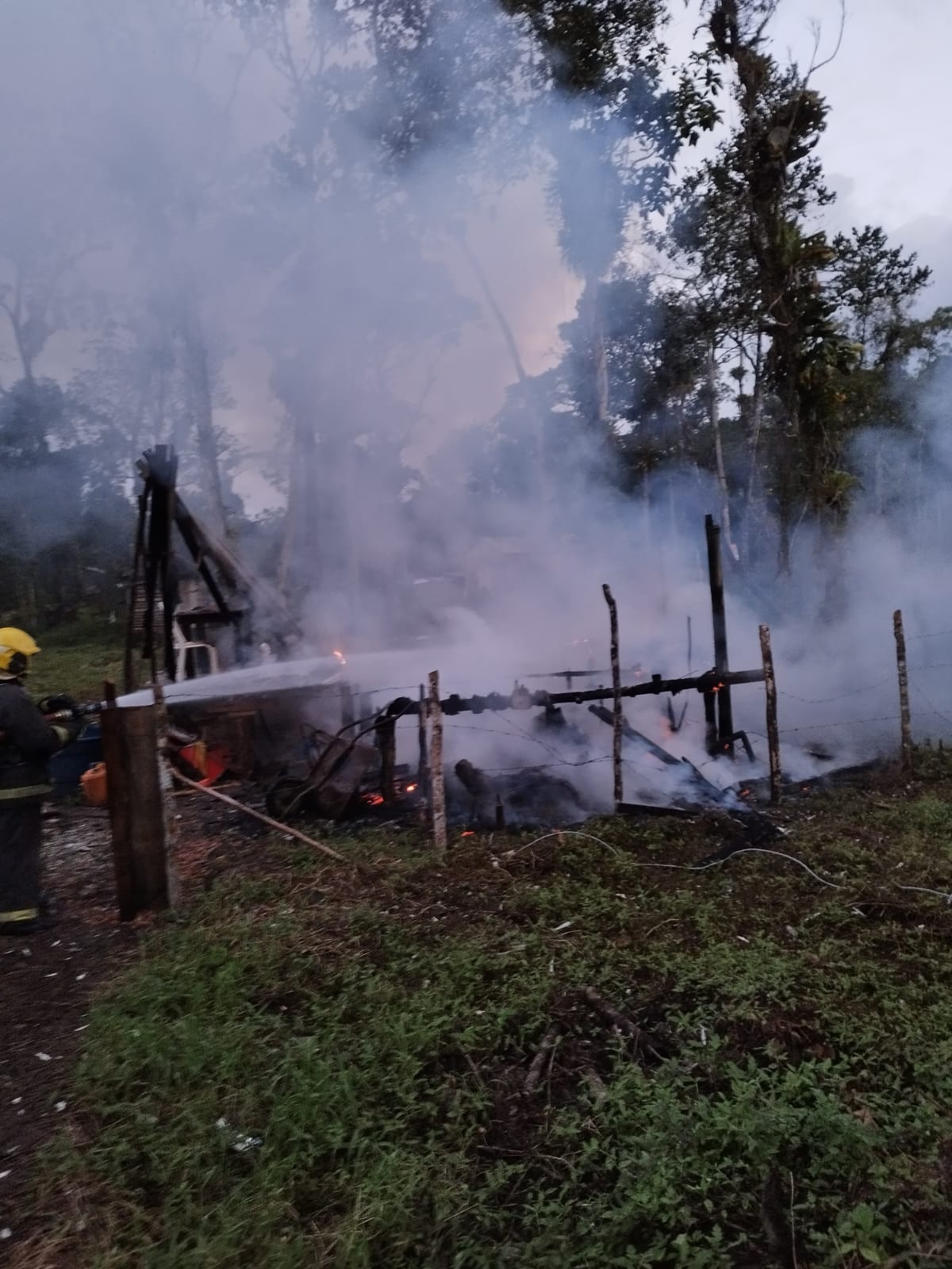 Mulher é resgatada de residência em chamas em Itapoá | Foto: CBMSC/Divulgação