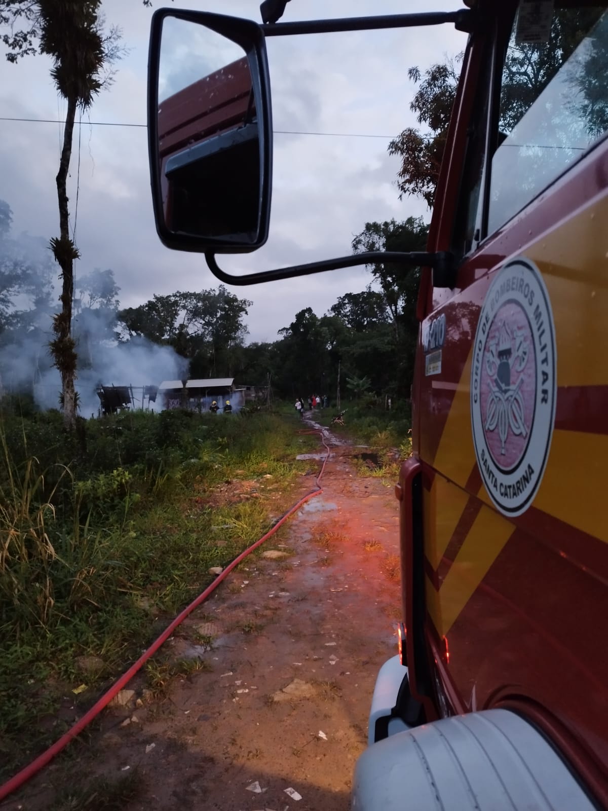 Mulher é resgatada de residência em chamas em Itapoá