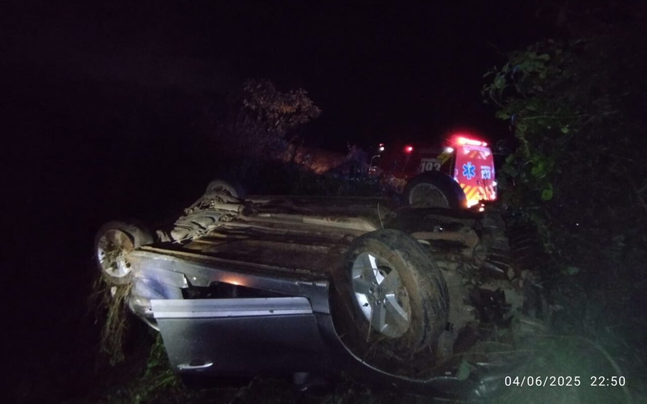 Mulher sai de pista e capota carro em barranco na BR-282