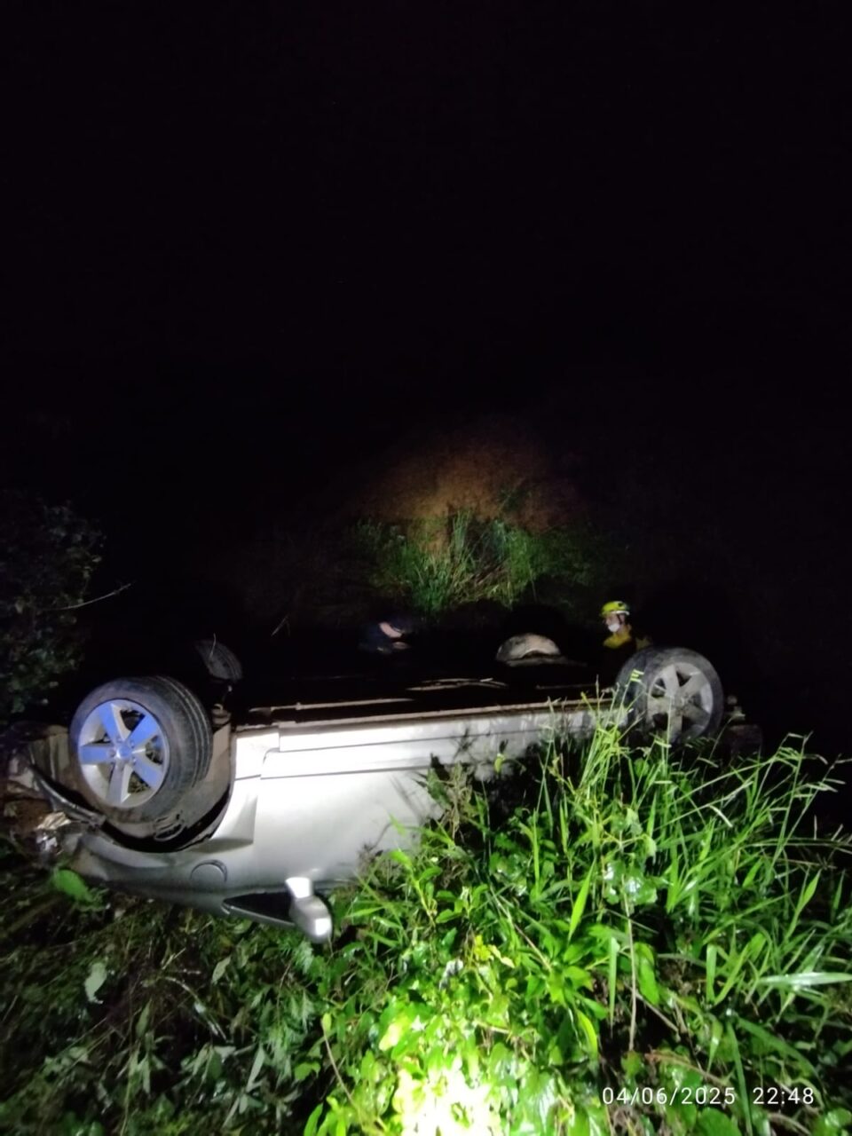 Mulher sai de pista e capota carro em barranco na BR-282