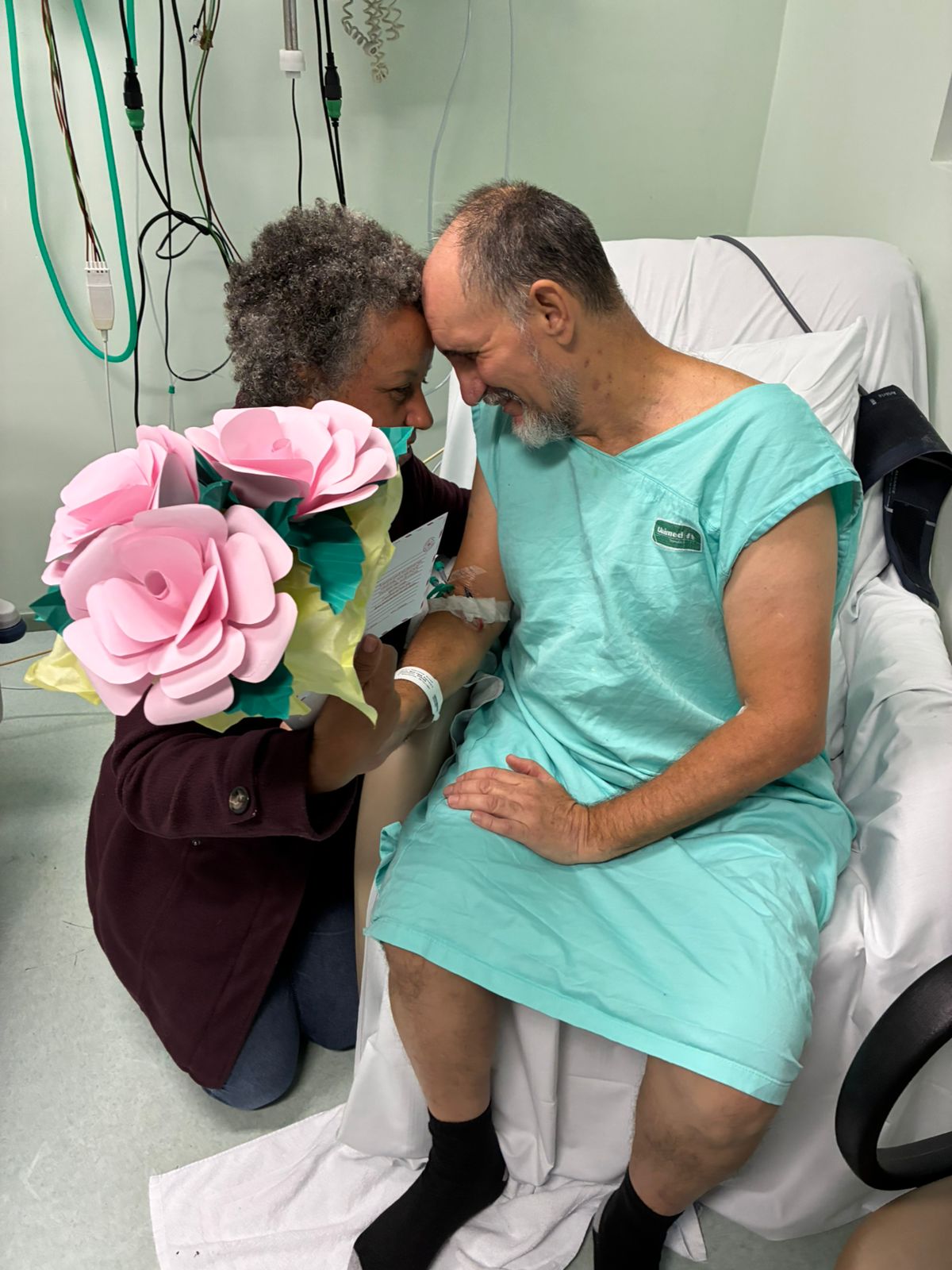 No Dia dos Namorados, paciente sai da UTI e faz surpresa para esposa em hospital de SC; assista (2)