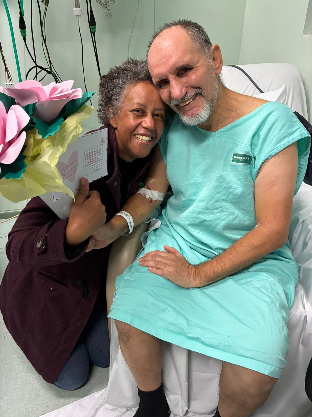 No Dia dos Namorados, paciente sai da UTI e faz surpresa para esposa em hospital de SC; assista (2)