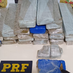 PRF apreende 20 Kg maconha e prende envolvidos por tráfico e corrupção de menores na Serra| Foto: PRF Serra