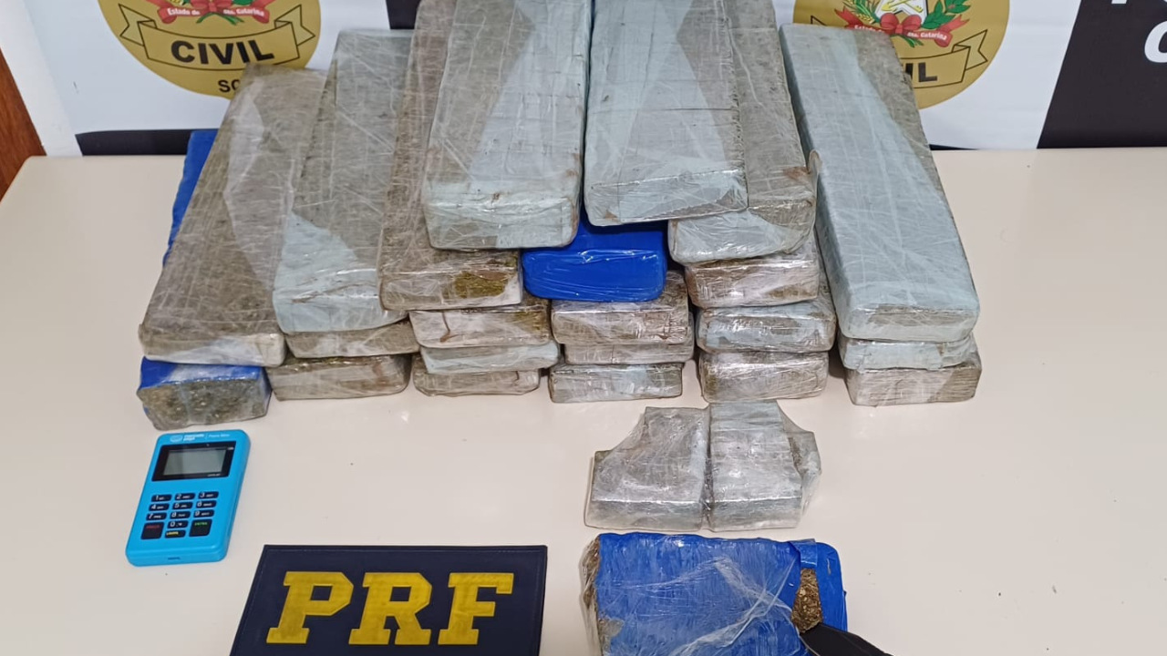 PRF apreende 20 Kg maconha e prende envolvidos por tráfico e corrupção de menores na Serra| Foto: PRF Serra