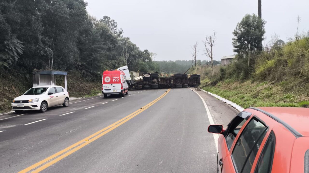 Caminhão com toras de madeira capota e bloqueia SC-112 em Rio Rufino