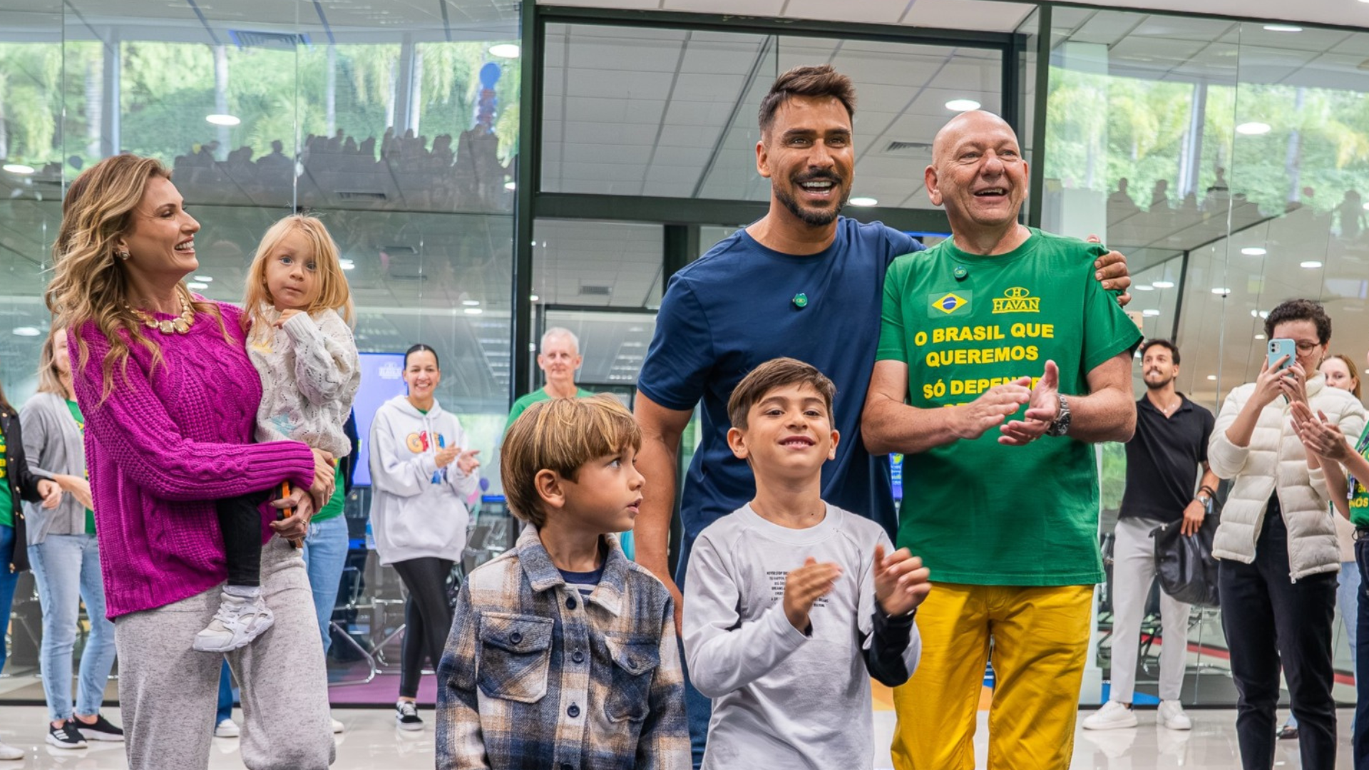 Luciano Hang recebe ator Julio Rocha e família em visita à sede da Havan | Imagem: divulgação/ Havan