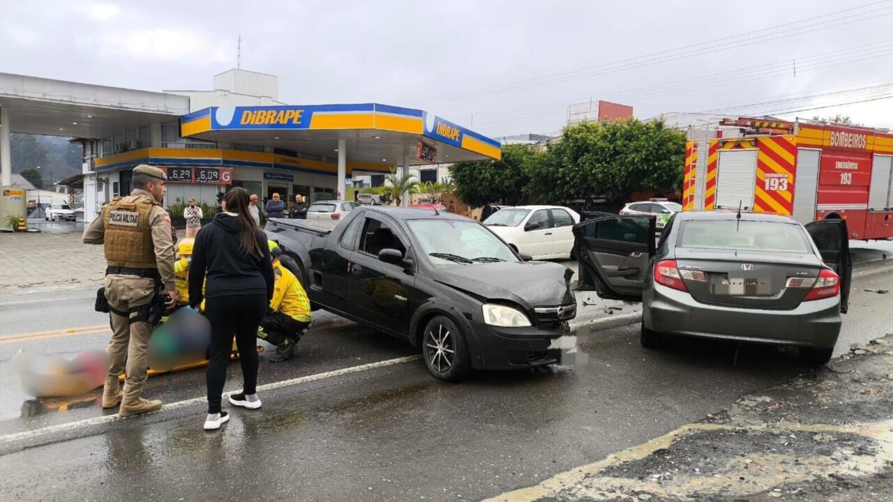 Colisão entre van e dois carros deixa três feridos na SC-350