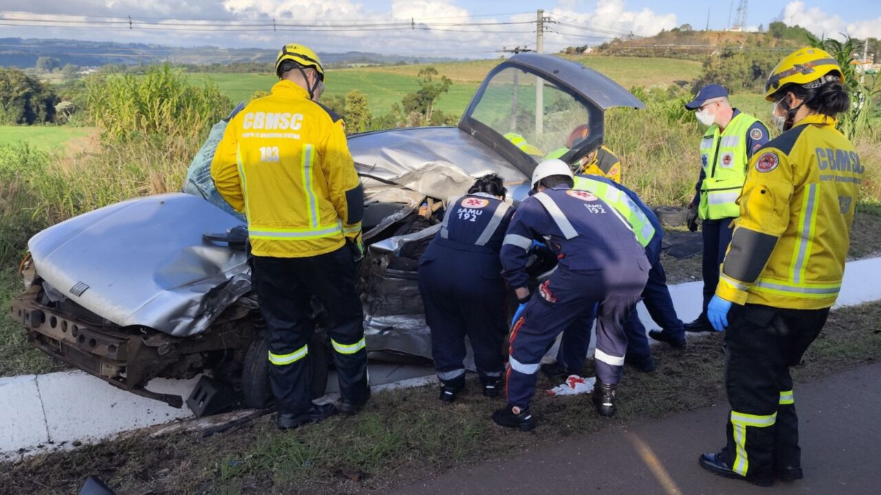 Motorista morre e duas pessoas ficam feridas em grave colisão na BR-282