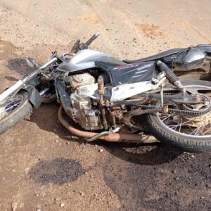 Jovem de 19 anos fica ferido após colisão entre moto e carro no Oeste de SC | Foto: CBMSC.