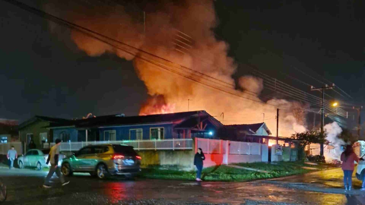 Incêndio de grandes proporções atinge bairro Guarujá em Lages; veja imagens