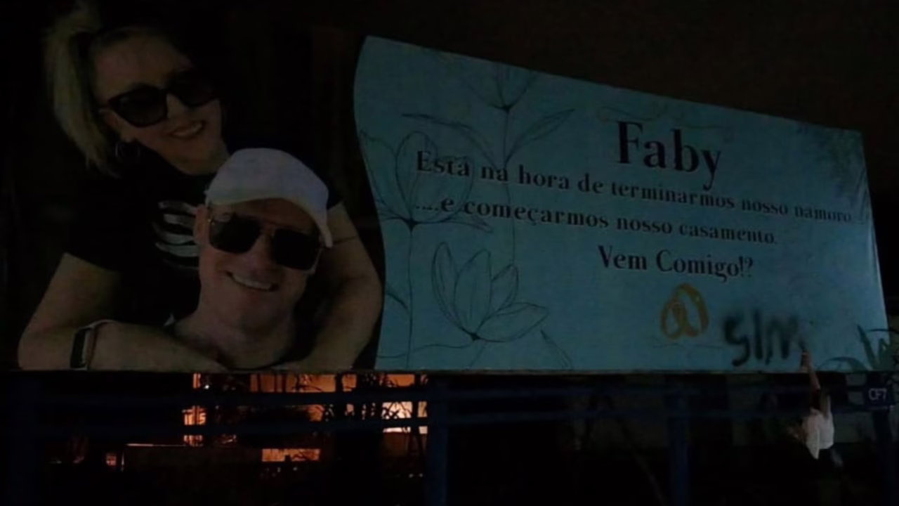 Noiva responde pedido de casamento em outdoor em Pomerode de forma criativa