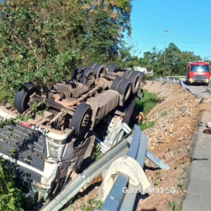 Caminhão tomba na BR-470 em Agronômica e motorista fica ferido | Foto: CBMSC.