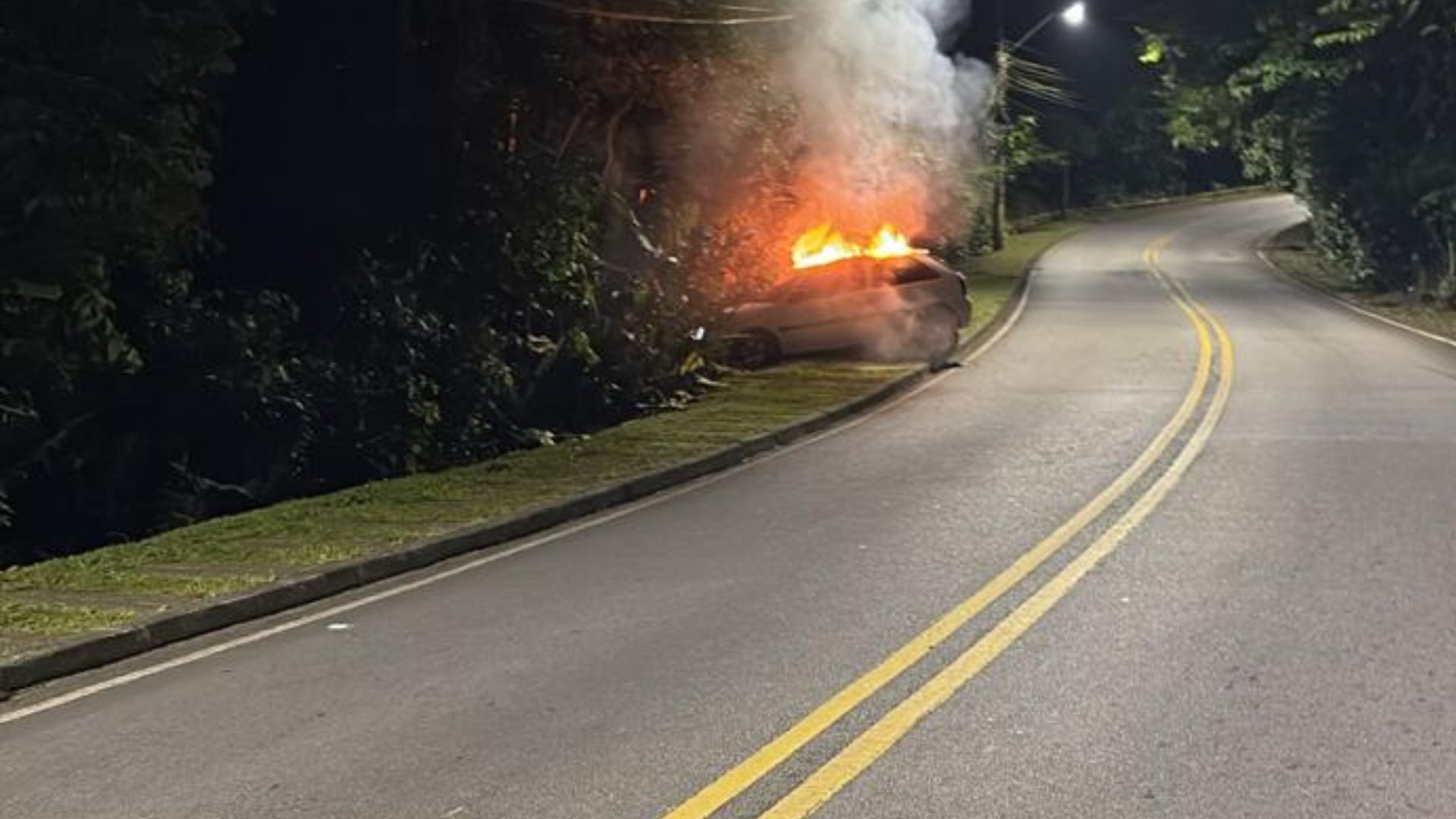 Motorista perde controle, bate em cerca e carro pega fogo | Imagem: corpo de bombeiros