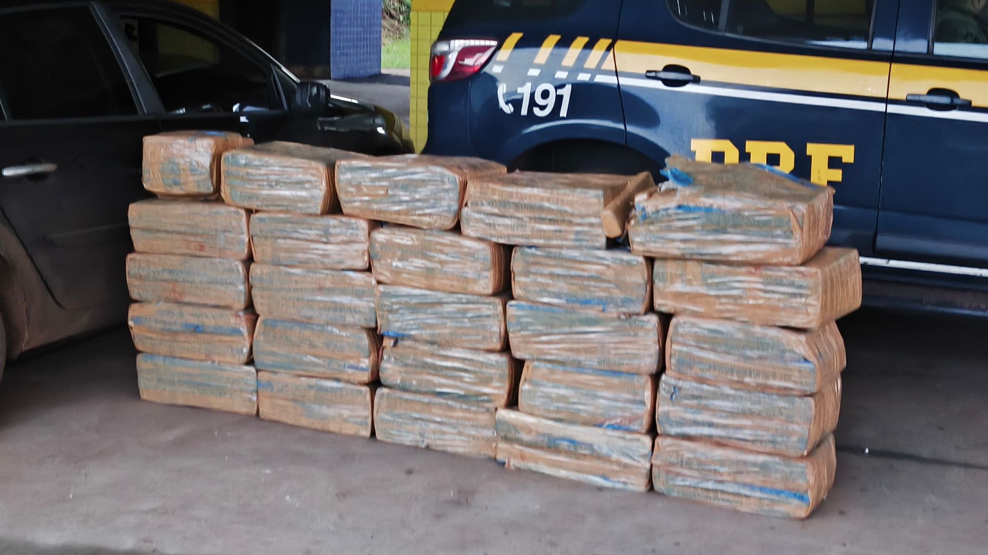 Mais de 430 kg de maconha são apreendidos em carro na BR-282 | Imagem: PRF