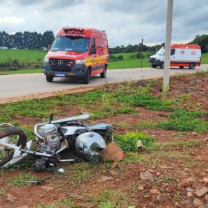 Motociclista perde o controle em curva, invade canteiro central e cai na BR-163 | Imagem: corpo de bombeiros