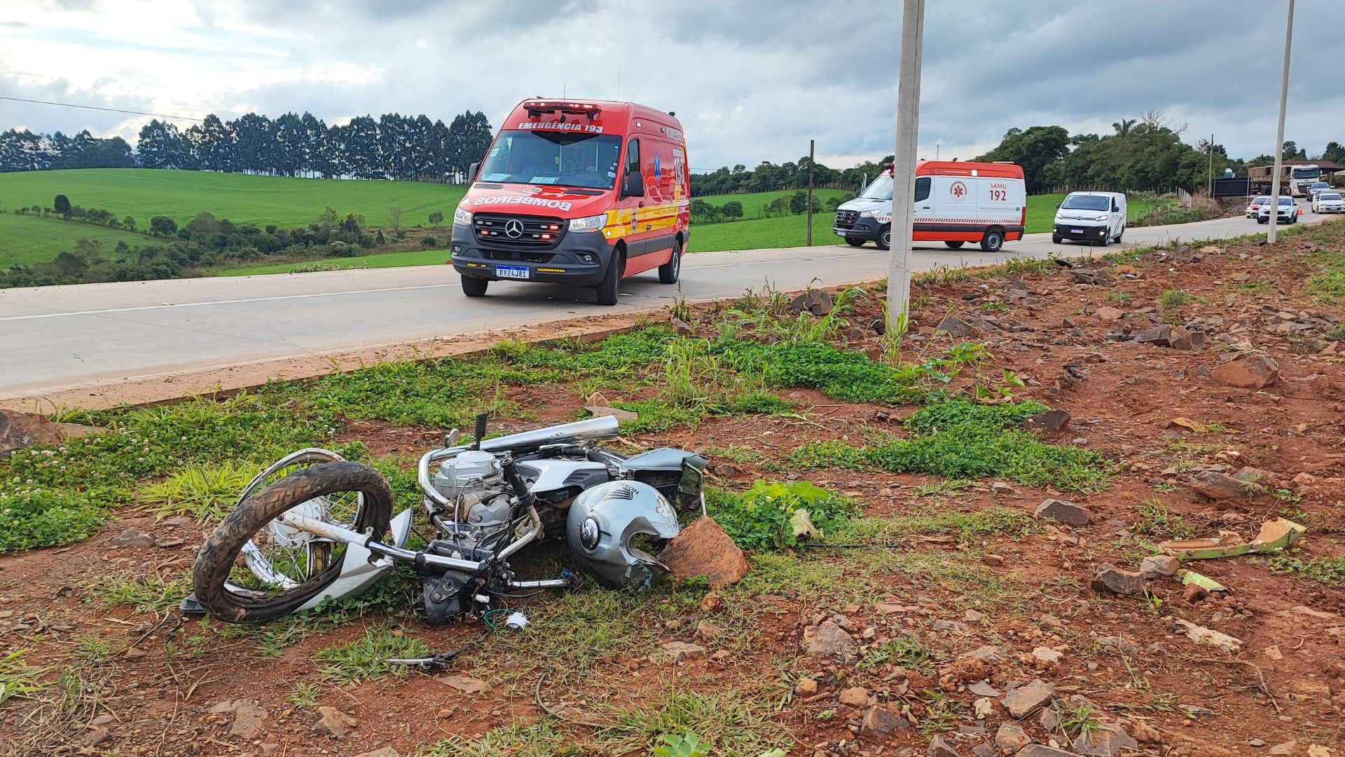 Motociclista perde o controle em curva, invade canteiro central e cai na BR-163 | Imagem: corpo de bombeiros