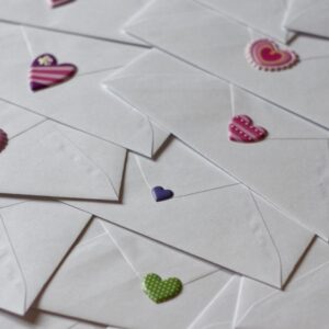 Carta para Santo Antônio: conheça o ritual para atrair casamento | Imagem: ilustrativa/ Canva