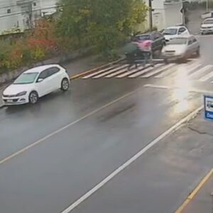 VÍDEO: mulheres são atingidas por carro ao atravessar na faixa em SC; motorista foge | Imagem: Visor Notícias