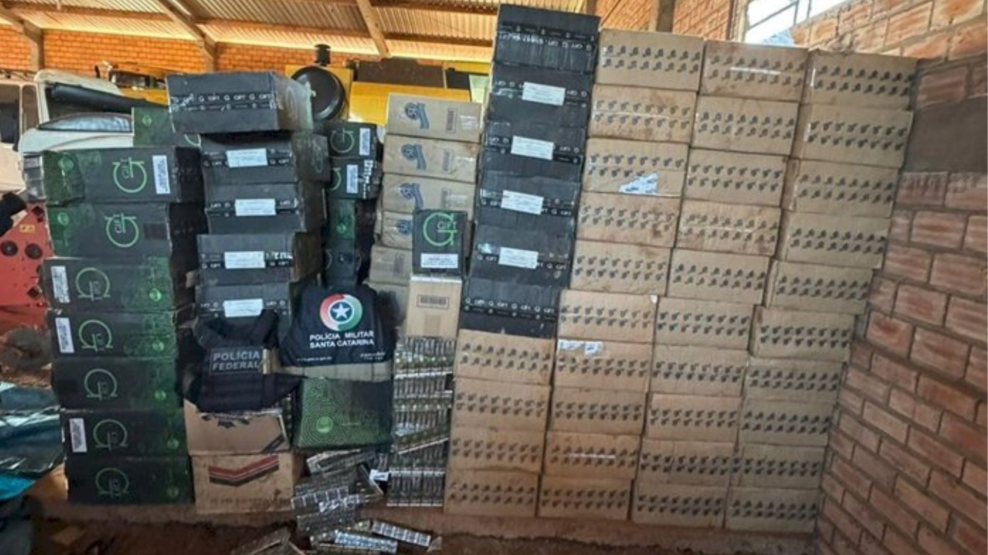 Operação conjunta apreende mais de 96 mil maços de cigarros contrabandeados em SC | Imagem: PMSC