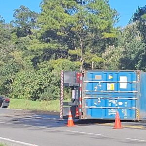 Caminhão com 28 toneladas de eucalipto tomba após sair da pista na SC-418 | Imagem: PMRv
