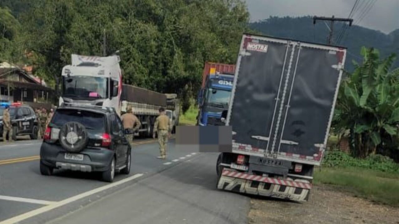Idoso morre atropelado por caminhão ao tentar atravessar a BR-470 em Apiúna