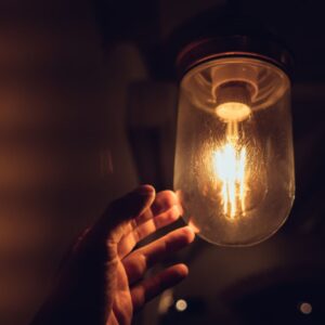 Descubra os 4 principais vilões da conta de luz e como combatê-los | Foto: Freepik.