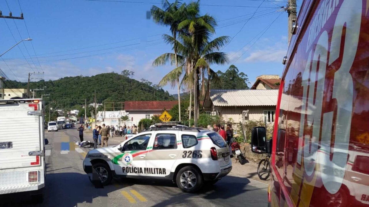 Idosa morre após ser atropelada por moto em faixa de pedestres em Brusque