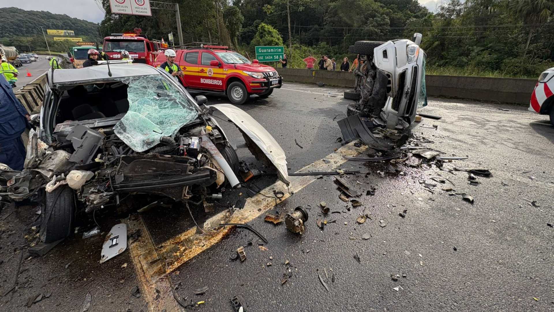 Imagem forte! Mãe morre em grave acidente na BR-101 em SC | Foto: CBMSC/Reprodução
