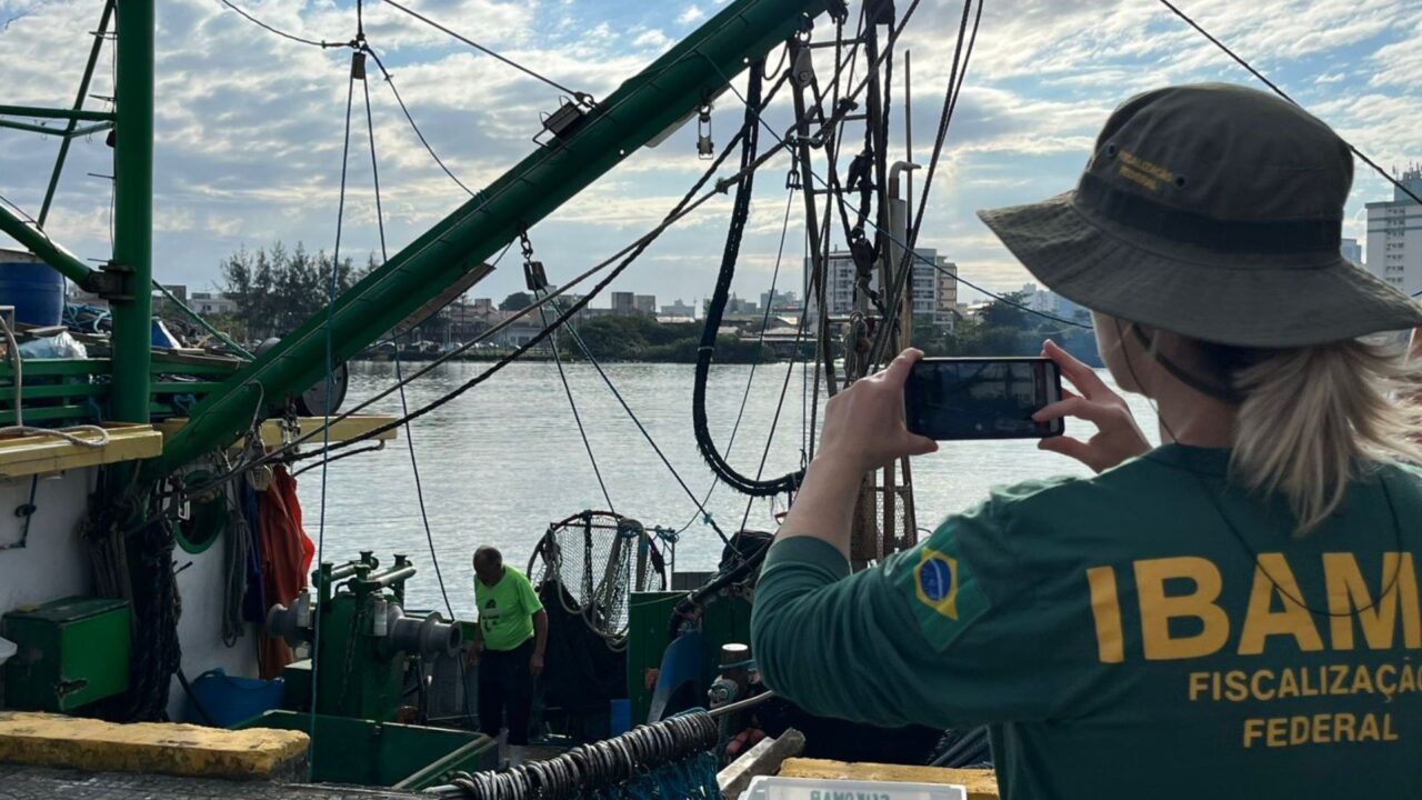 Ibama apreende barco por pesca ilegal de tainha em reserva marinha de SC
