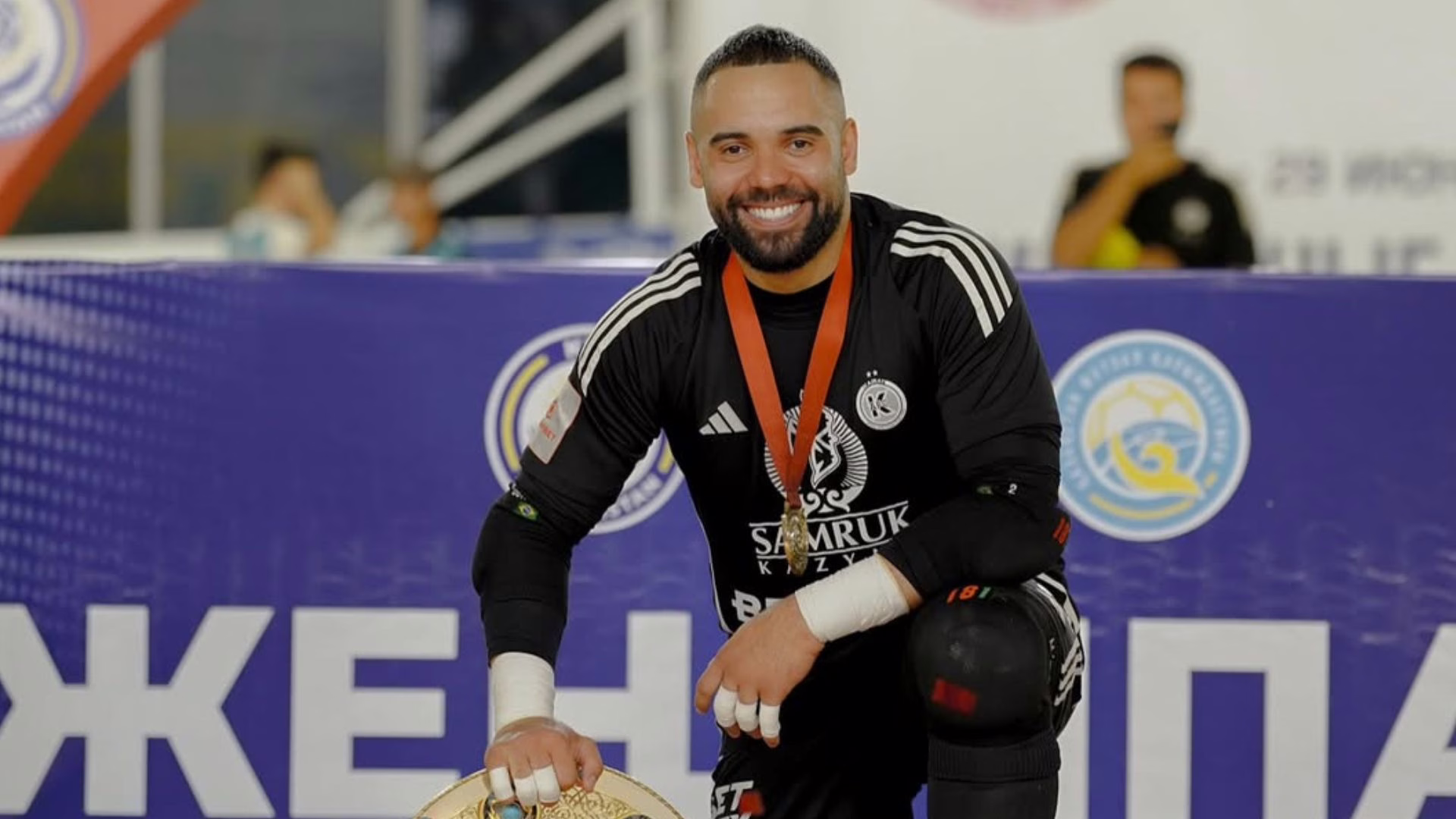 Ex-Joinville, Dennis Cavalcanti conquista sua 7ª taça pelo Kairat Almaty – Imagem: Divulgação / Kairat Almaty