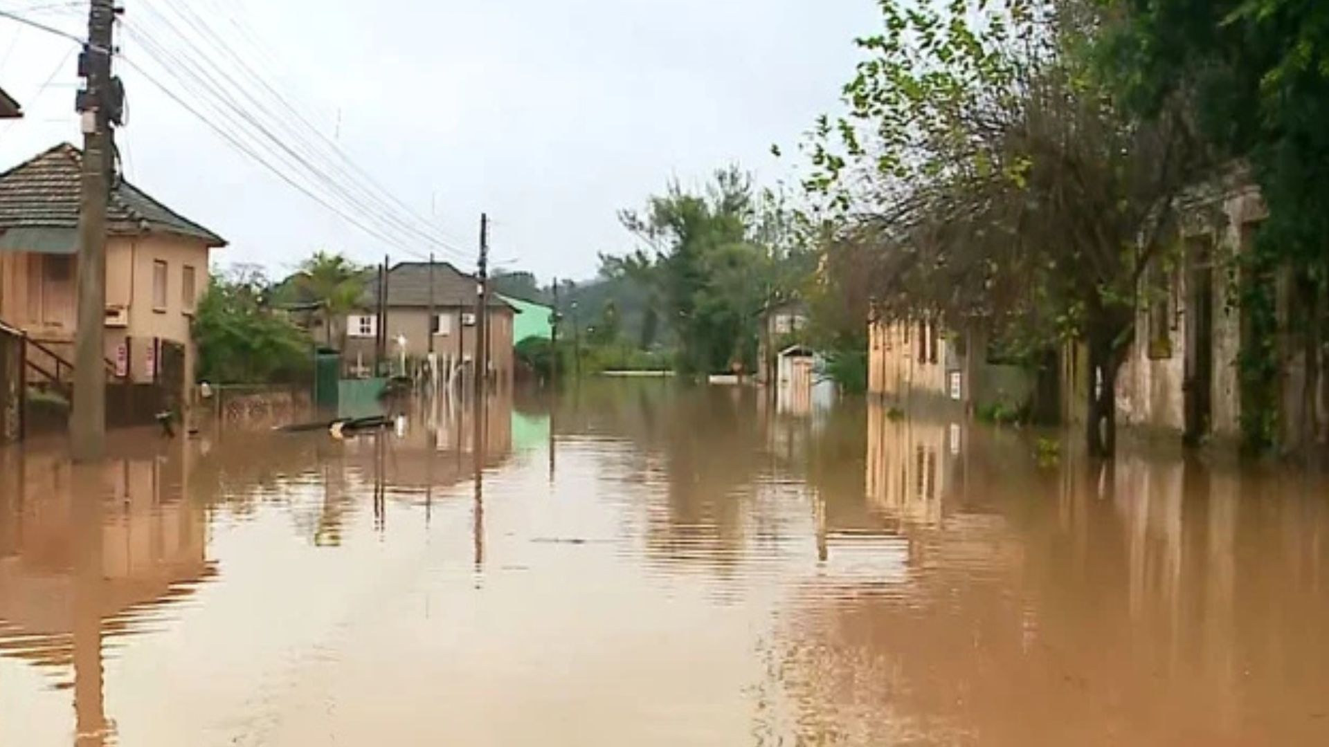 Chuvas no Rio Grande do Sul deixam 3 mortos e mais de 6 mil fora de casa | Foto: Reprodução, via SBT News.