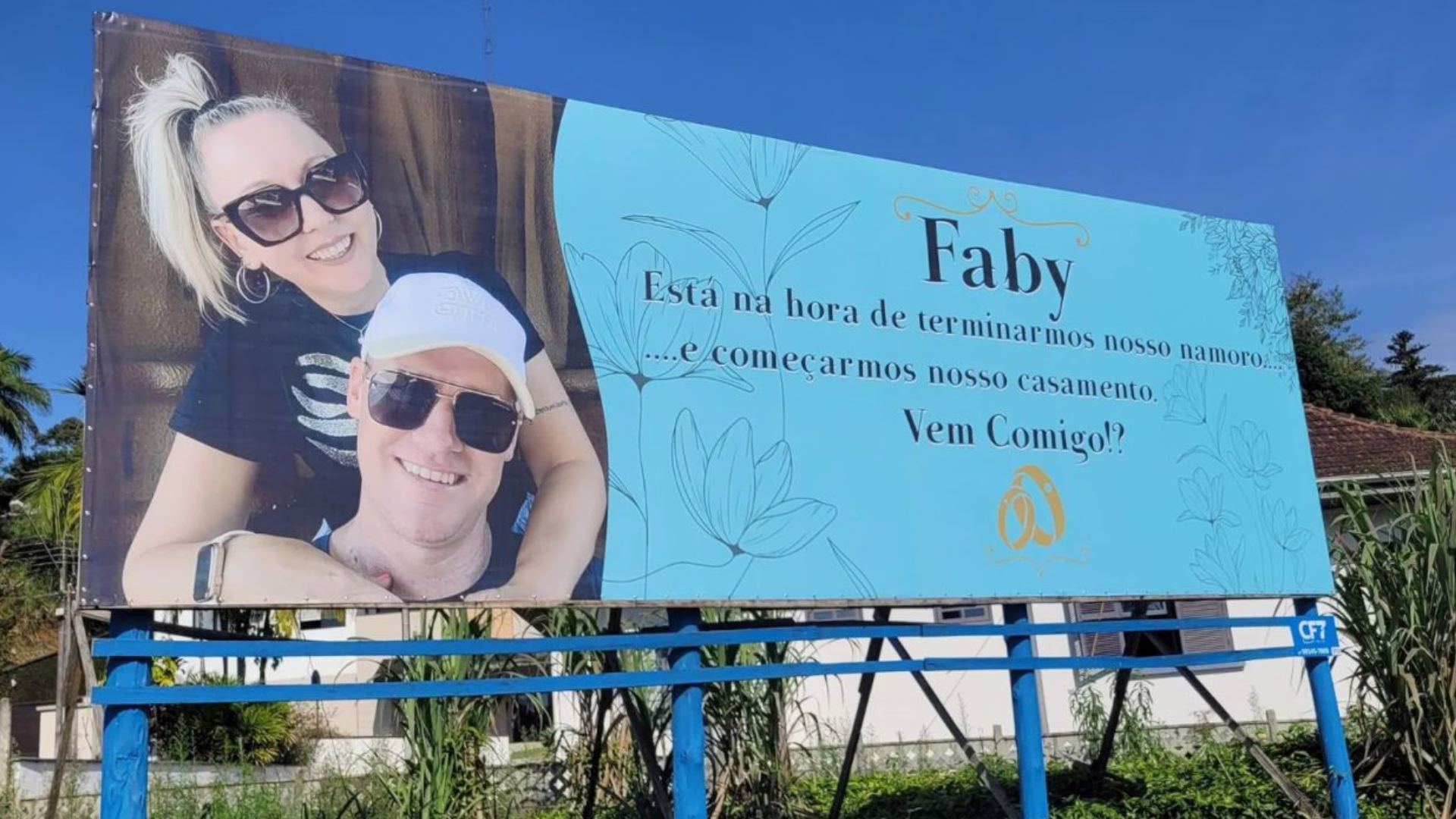 Noiva responde pedido de casamento em outdoor em Pomerode de forma criativa | Foto: Jornal de Pomerode/Cedida.