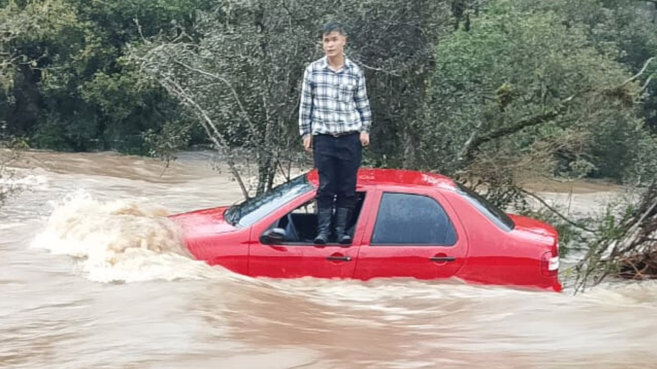 VÍDEO: carro é arrastado por correnteza na Serra de SC e moradores salvam ocupantes com cordas – Imagem: reprodução/  São Joaquim online