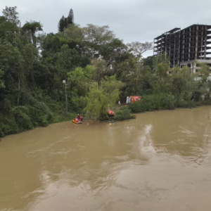 Pessoa desaparece após ser arrastada por correnteza de rio em Blumenau. - Foto: CBMSC/Reprodução