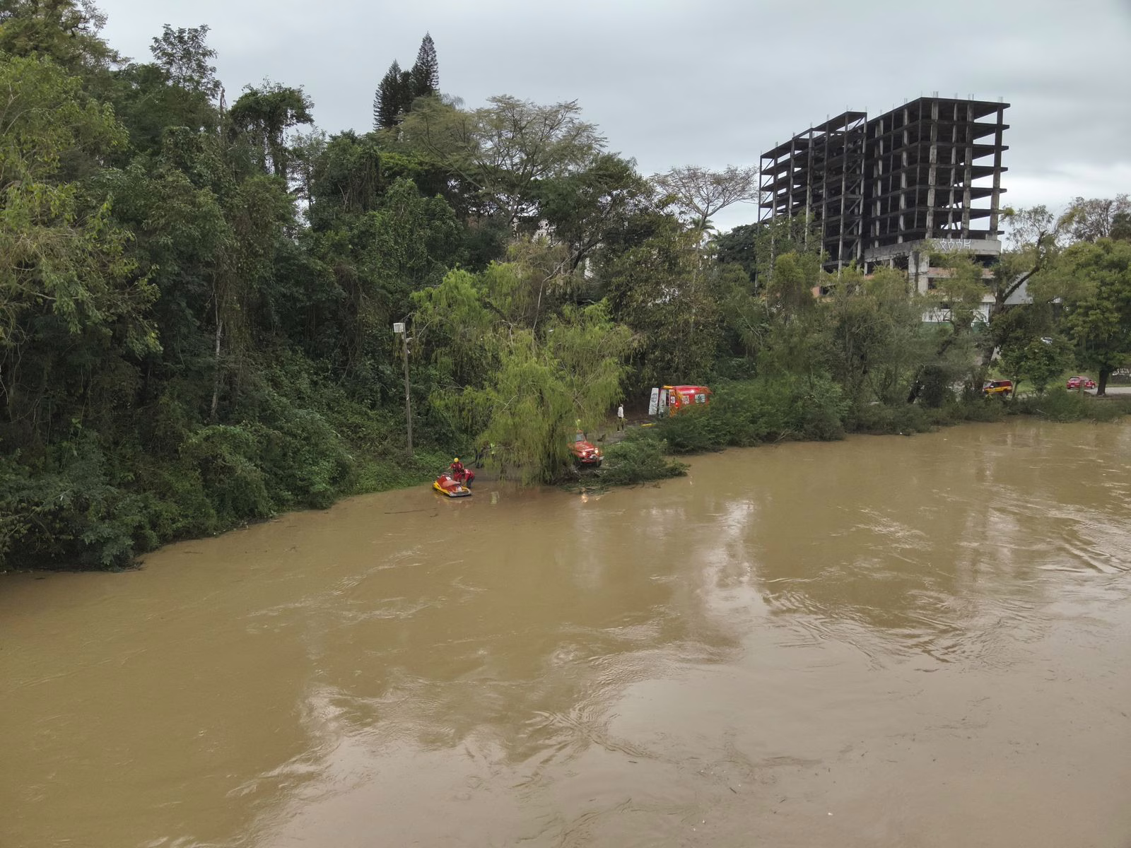 Pessoa desaparece após ser arrastada por correnteza de rio em Blumenau. – Foto: CBMSC/Reprodução