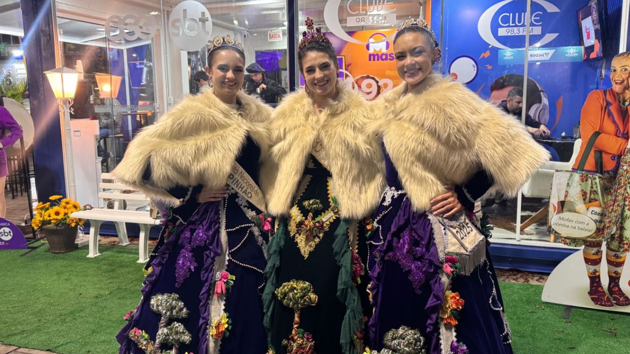 Rainha da 35ª Festa do Pinhão solta a voz na Sapecada da Serra Catarinense | Foto: Isabela Reche / Rádio Clube de Lages
