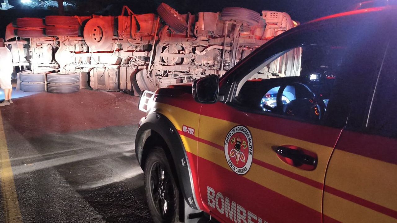 Tombamento de carreta na BR-470 interrompe parcialmente o trânsito em Curitibanos | Foto: 2 BBM
