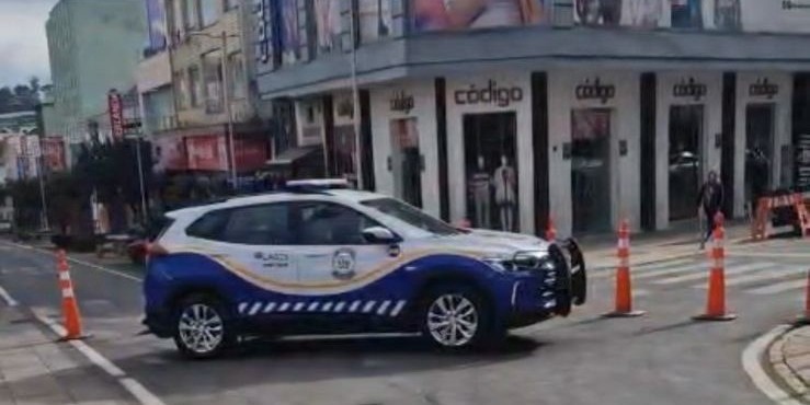 Trecho da rua Nereu Ramos está fechado para montagem da estrutura da Festa do Pinhão em Lages | Foto: Amarildo Volpato/Rádio Clube de Lages