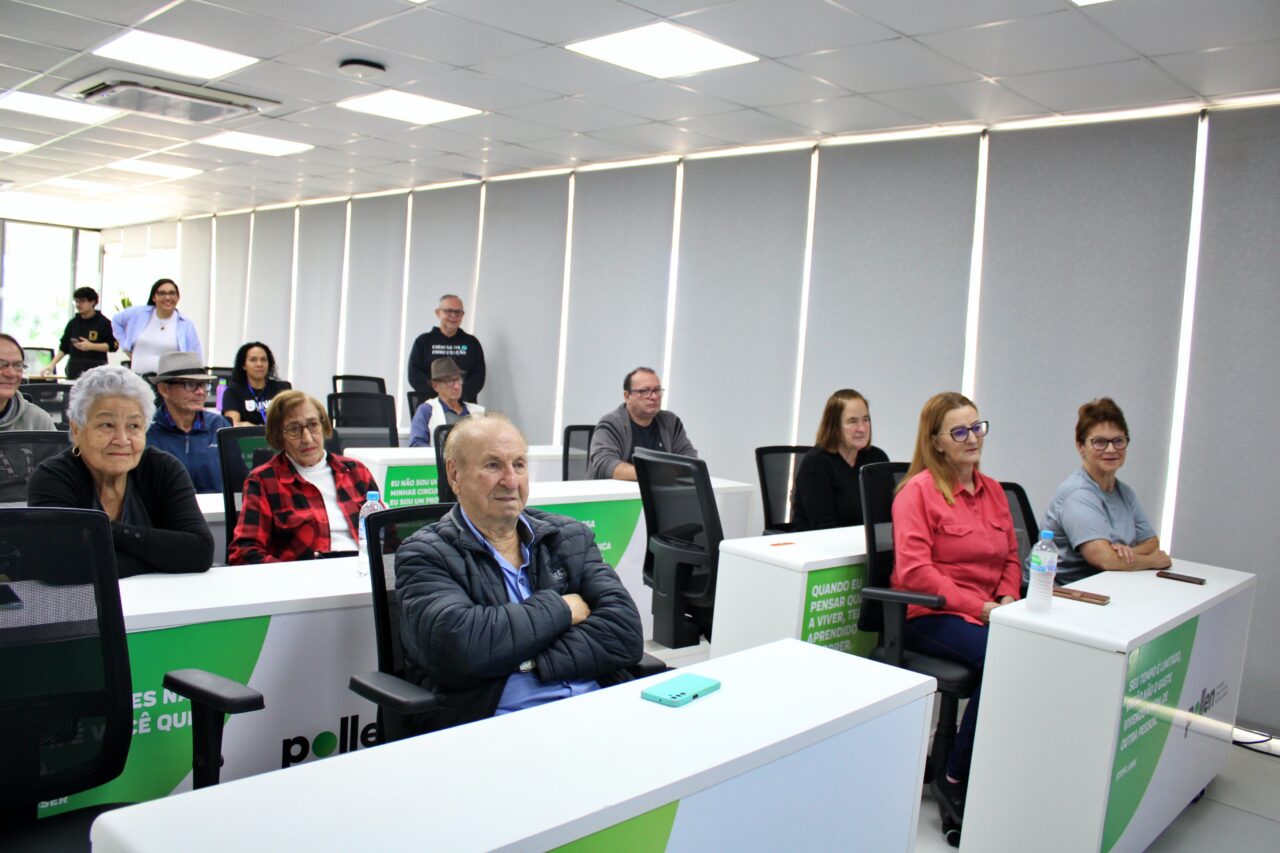 Universidade de SC auxilia idosos com o uso da tecnologia