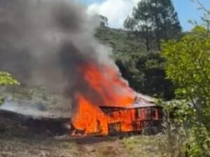 Incêndio destrói casa no interior de Abdon Batista e polícia salva moradora | Foto: Bombeiros de Abdon Batista