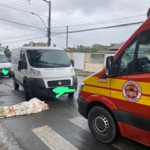 Mulher morre após colisão entre ciclomotor e van em SC | CBMSC