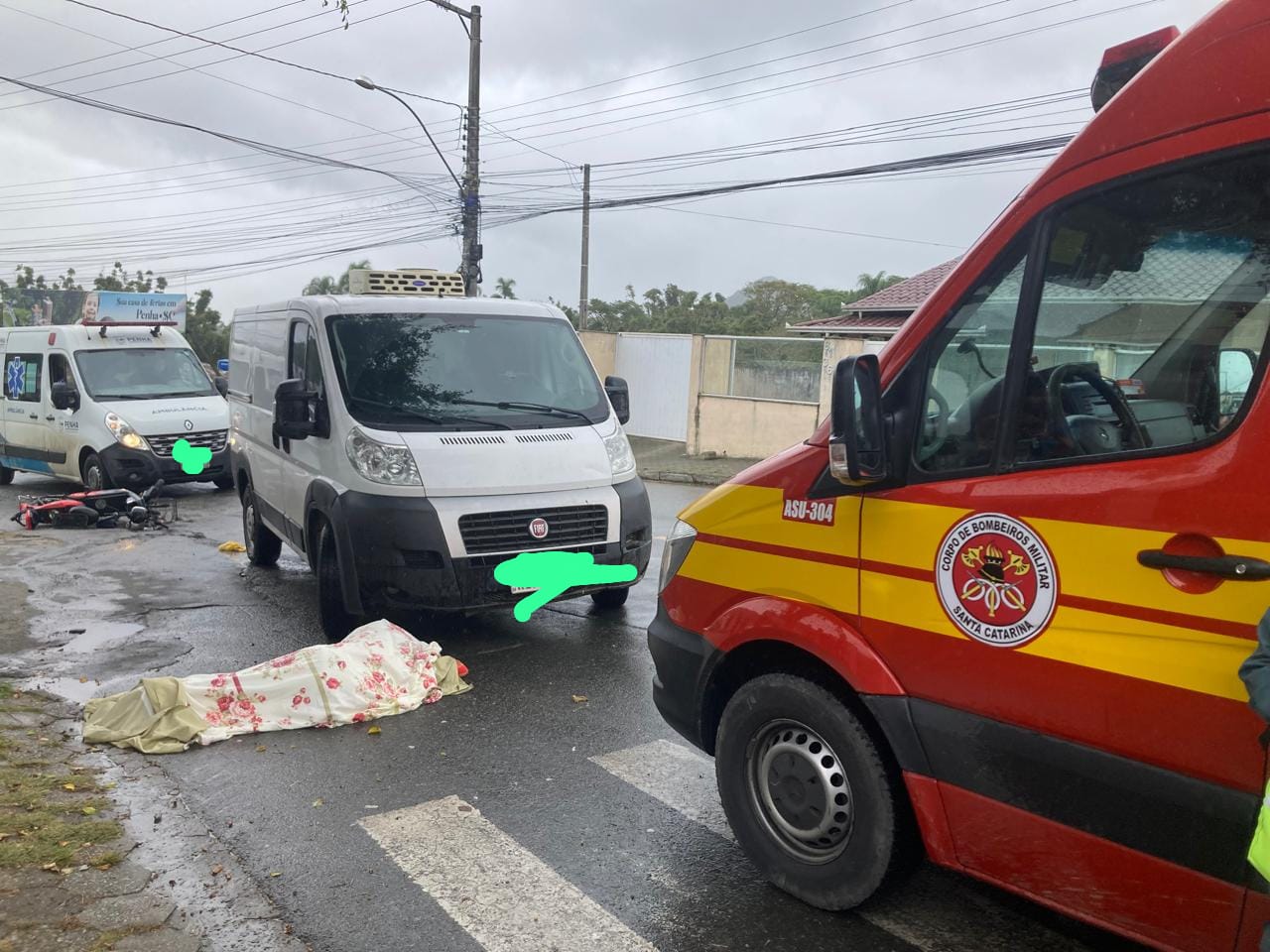 Mulher morre após colisão entre ciclomotor e van em SC | CBMSC