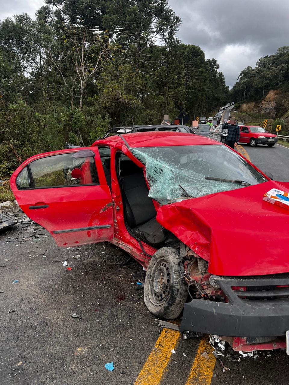 Imagens fortes! Seis pessoas ficam feridas em grave acidente na Serra de SC