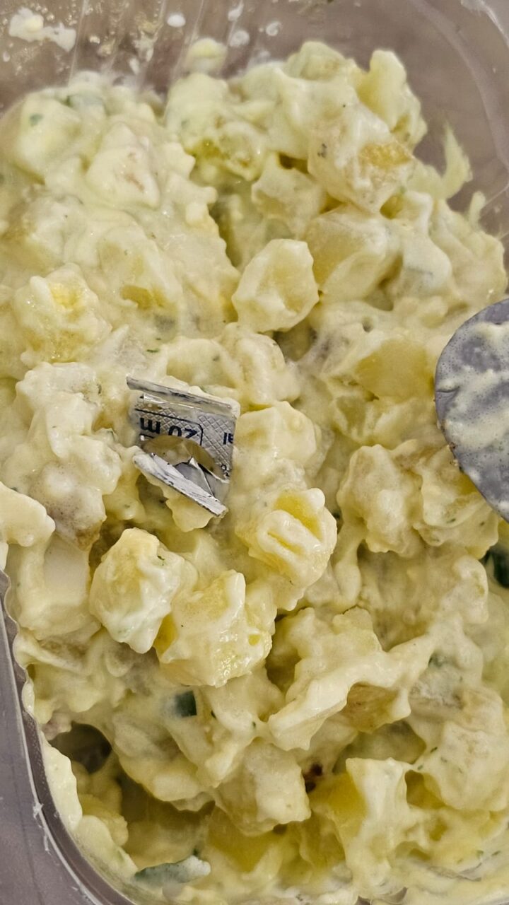 Cartela de remédio é encontrada em marmita comprada em SC; veja imagens
